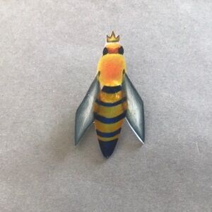 Queen honey bee pin